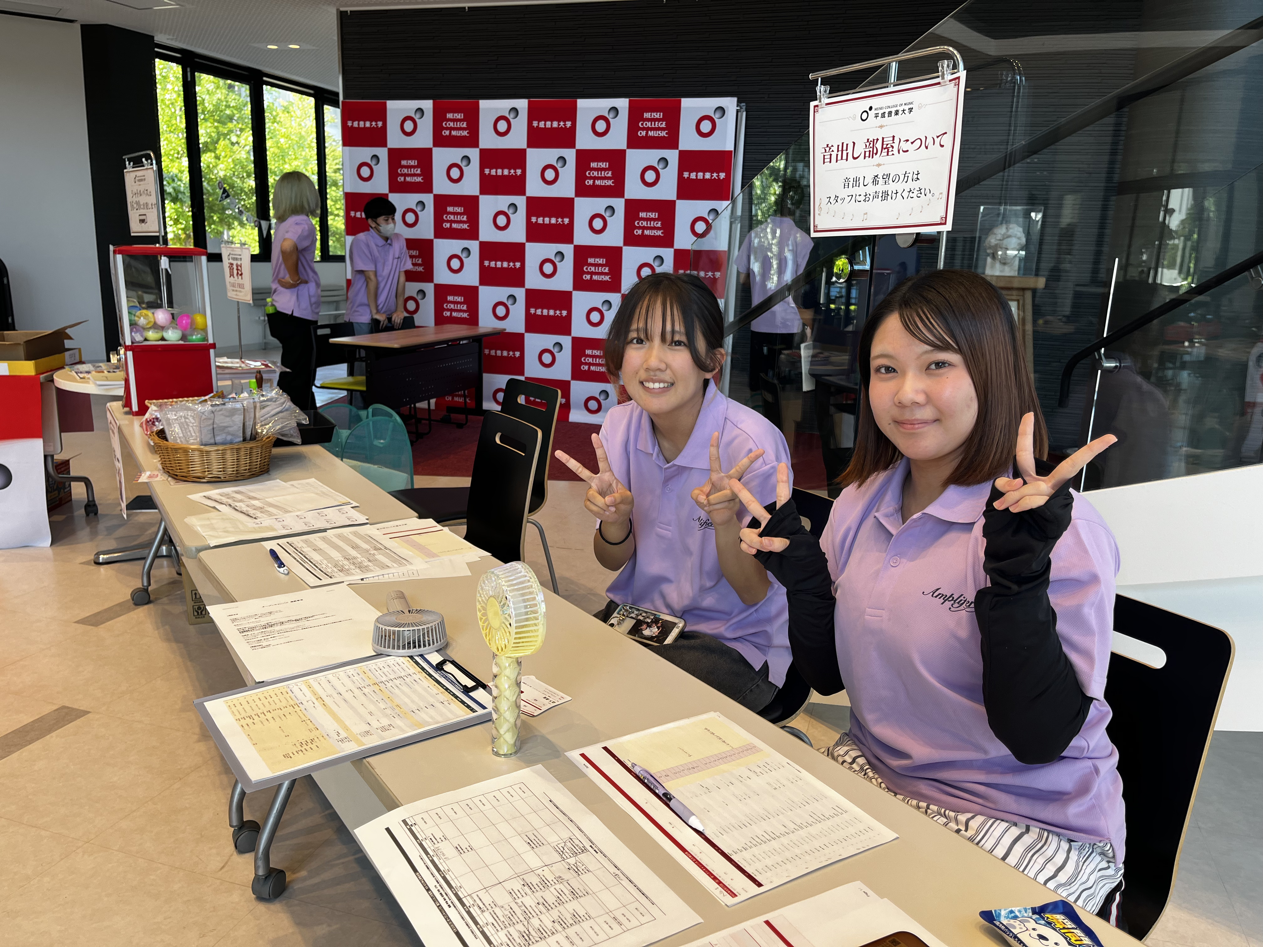 オープンキャンパスで参加者を迎える学生スタッフ