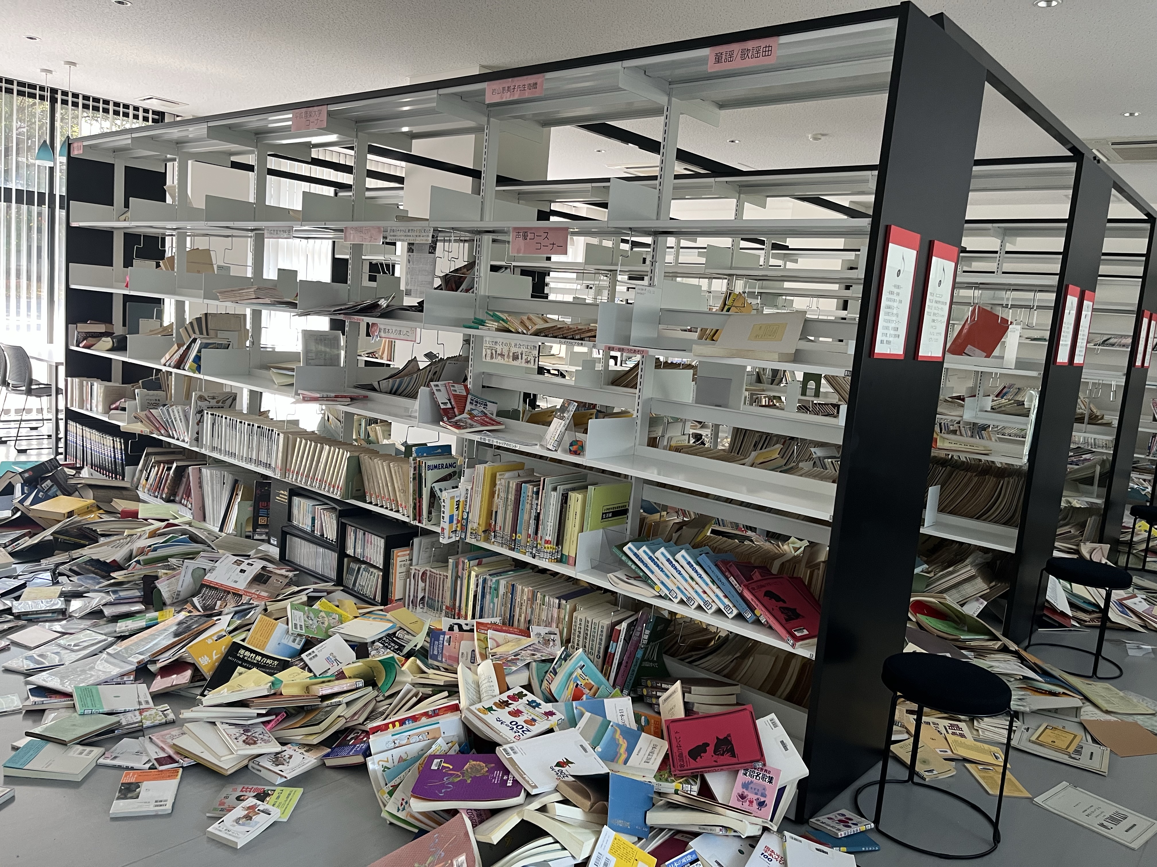 図書館内の被害（書架から本が落下）