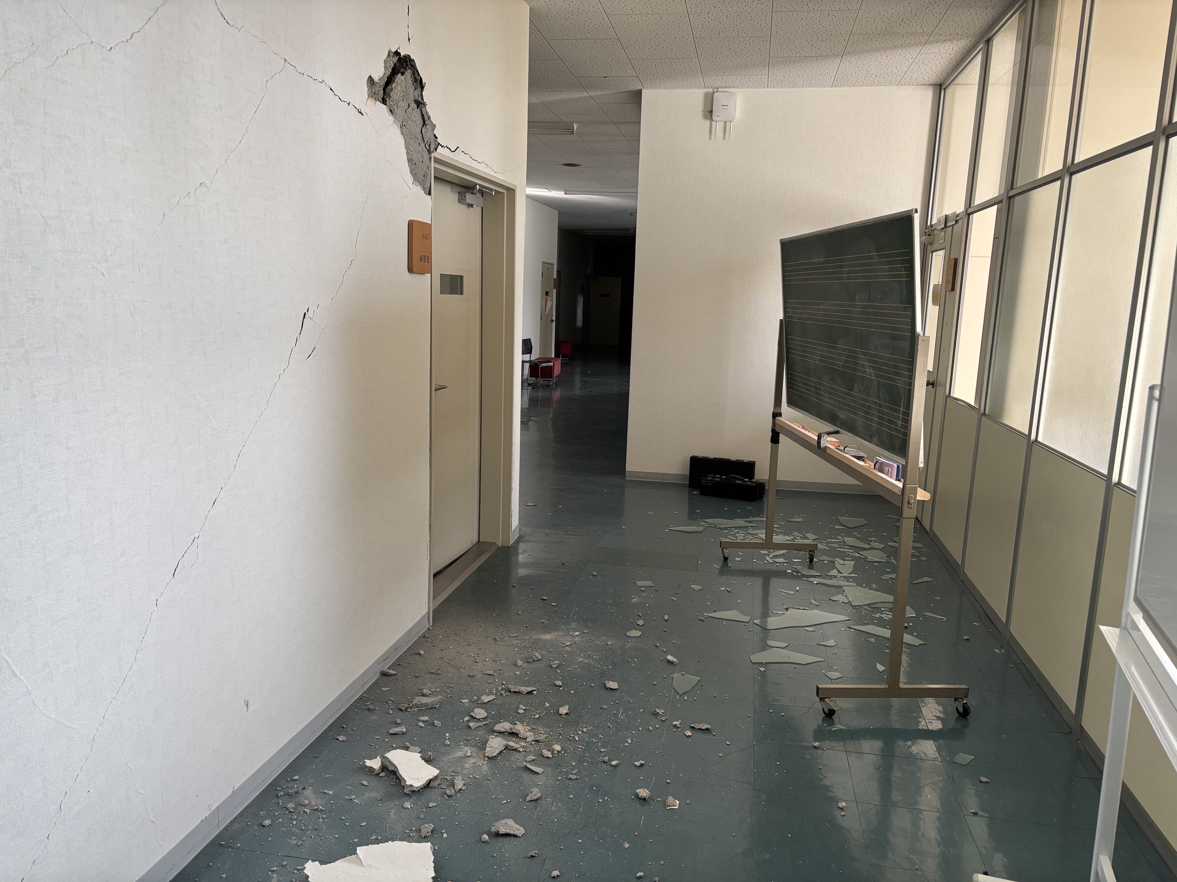 4階廊下の被災状況