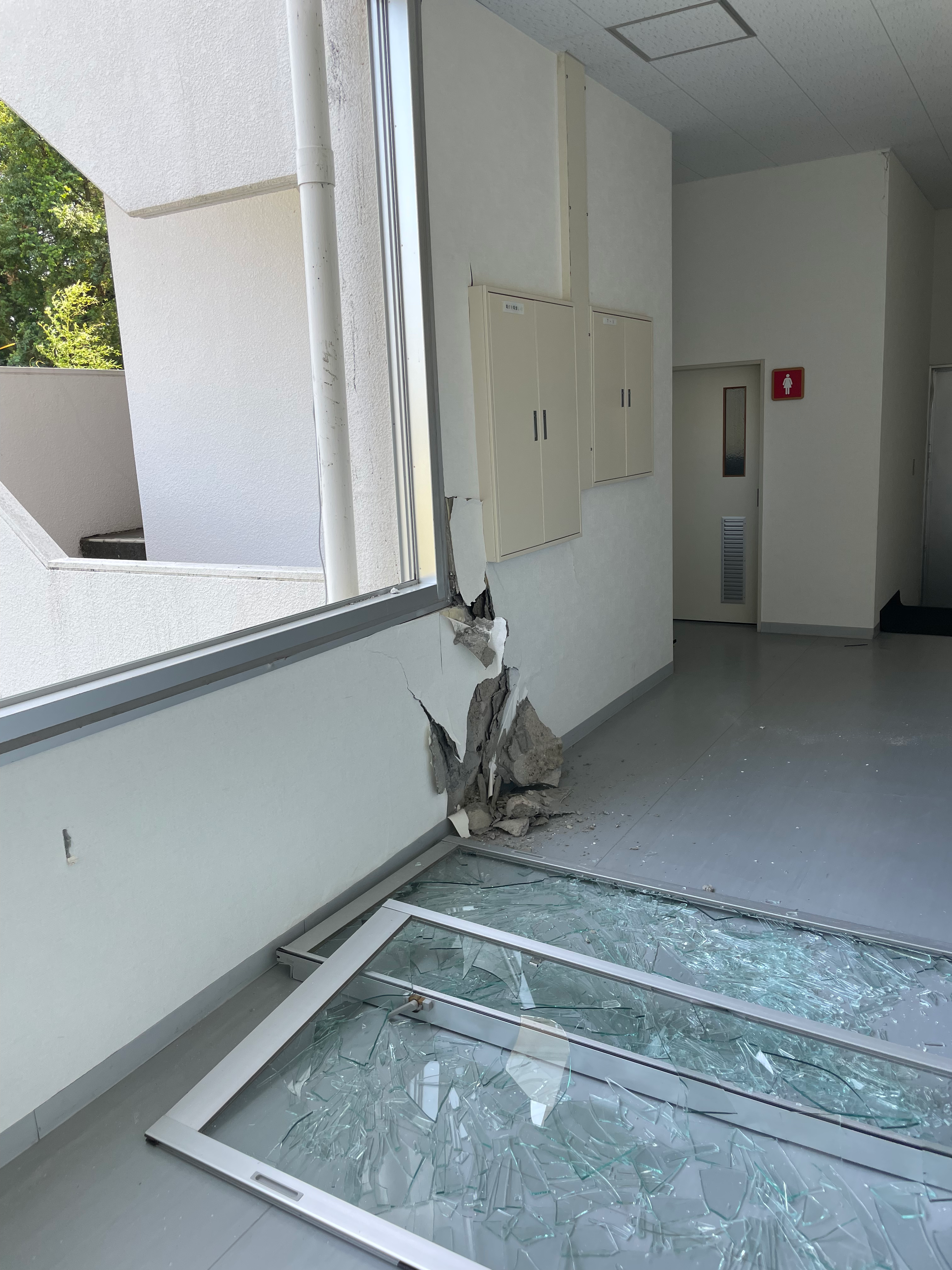 2号館旧本館1階廊下の窓ガラス・壁破損